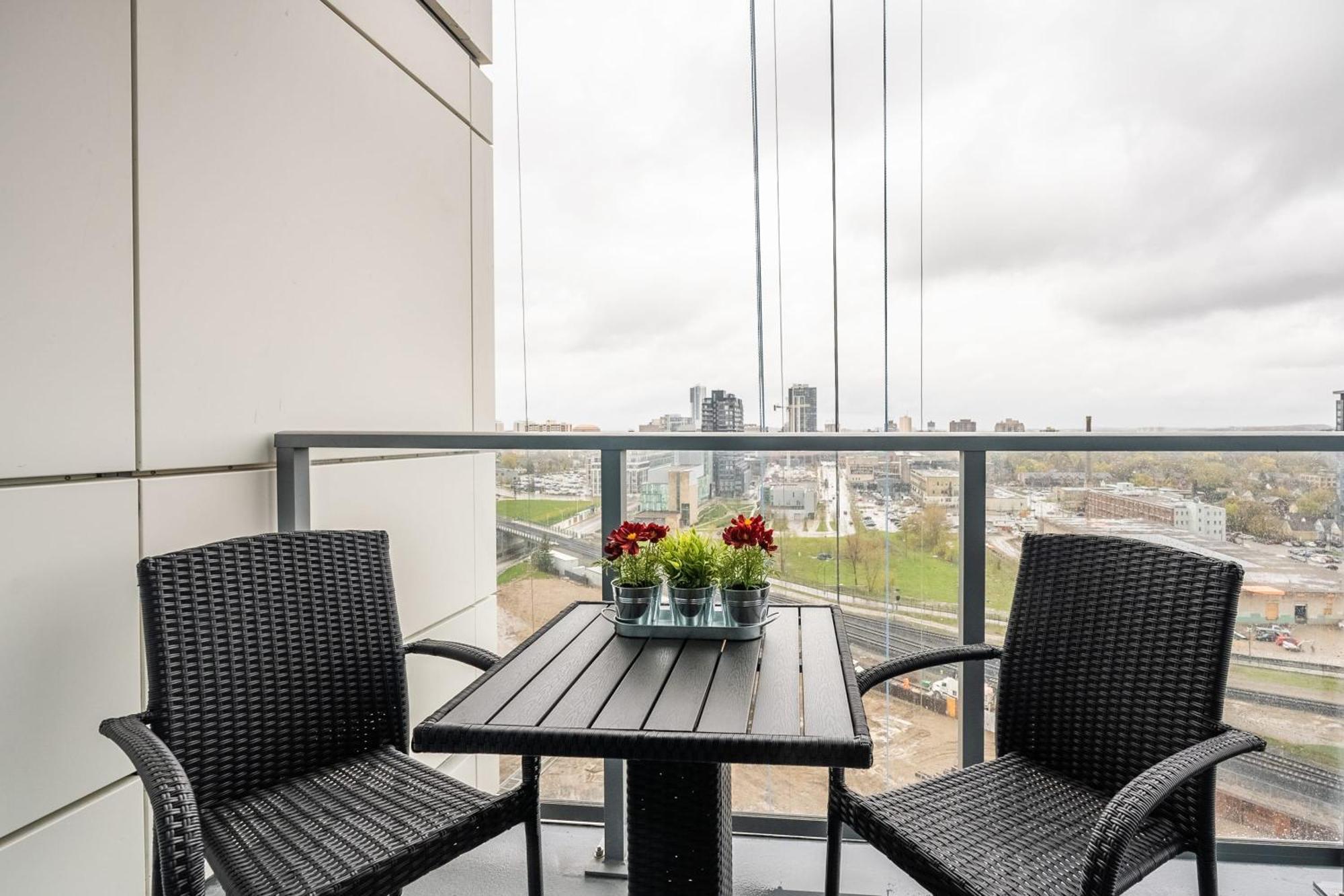 1Br Modern Condo - King Bed And Stunning City View Kitchener Exterior photo