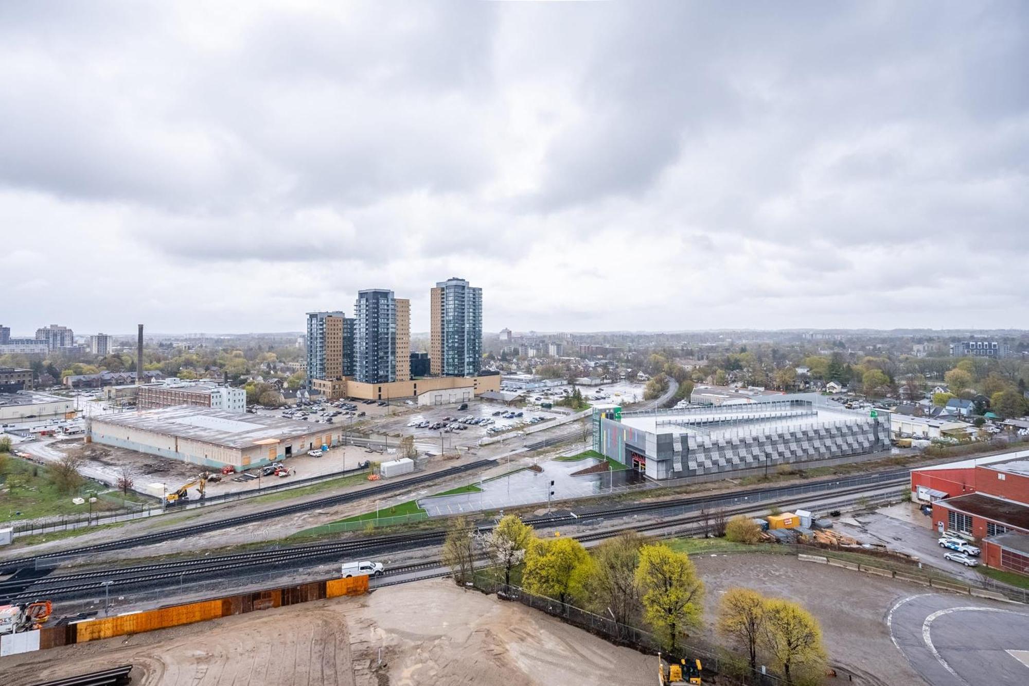 1Br Modern Condo - King Bed And Stunning City View Kitchener Exterior photo